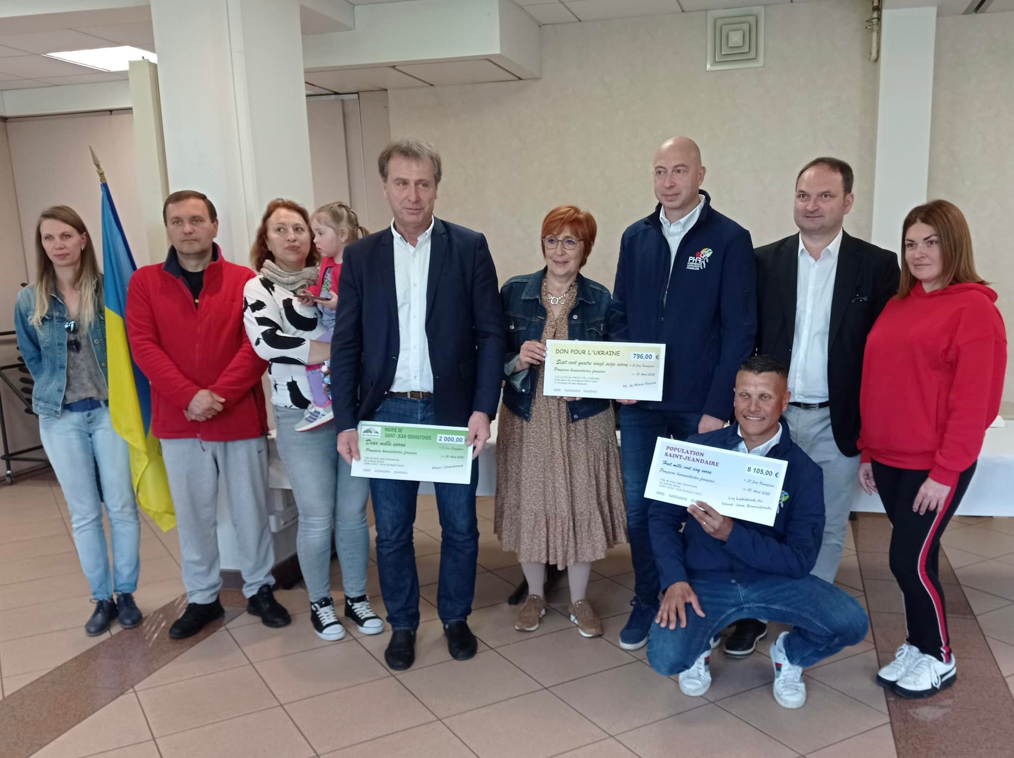 11 000€ de dons récoltés par la mairie de Saint-Jean-Bonnefonds remis à l’association Pompiers Humanitaires Français en soutien à l’Ukraine !