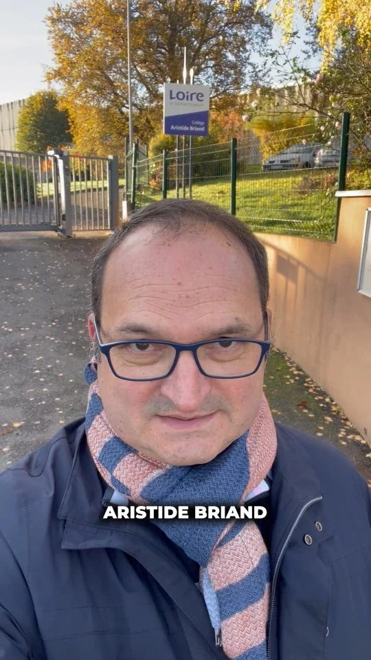 [SAINT-ETIENNE] En soutien aux personnels grévistes du collège Aristide Briand à Terrenoire. Je vous explique pourquoi ⤵️

Une très grande majorité du personnel Education Nationale (enseignant.es, conseillère principale d'éducation, assistant.es d'élèves en situation de handicap et assistant.es d'éducation) du collège Aristide Briand a décidé depuis hier d'entamer un mouvement de grève reconductible afin de dénoncer les conditions déplorables de travail pour les élèves et le personnel.

Les classes sont surchargées (30 ou plus), ce qui ne permet pas la gestion de l'hétérogénéité, ni le suivi des élèves fragiles. En 6ème, les évaluations nationales révèlent que 77% des élèves de l'établissement sont « fragiles » ou « à besoins » en maths, et ils sont 74 % en français.

Quant aux élèves à besoins particuliers, ils sont de plus en plus nombreux, il leur manque plusieurs heures d'accompagnement, et un assistant d'élèves en situation de handicap (AESH) arrêté depuis un mois n'a pas été remplacé.
Du côté du personnel, seuls une conseillère principale d'éducation (CPE) et cinq assistant.es d'éducation (AED) sont présent.es dans l'établissement, et leurs missions de prévention et d'éducation sont détournées de manière chronique pour gérer l'urgence disciplinaire.

En 2024, 245 sanctions disciplinaires (dont 23 conseils de discipline) et 58 faits établissement (portant atteinte aux valeurs de la République, aux personnes, à la sécurité ou aux biens) ont été relevés.

Depuis le début de cette année scolaire, 51 sanctions disciplinaires ont déjà été prononcées (en 2024 à la même époque il y en avait eu 30), et 6 situations de harcèlement. Deux conseils de discipline sont prévus prochainement, dont un pour fait de violence sur un membre du personnel.