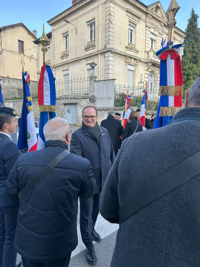 Cérémonie de commémoration de l’armistice du 11 novembre 1918 à Saint-Etienne : à Terrenoire puis à Côte-Chaude.

Merci aux anciens combattants et porte-drapeaux fidèlement présents pour honorer la mémoire de ceux qui se sont sacrifiés pour défendre la Paix, les valeurs de notre République et de la démocratie.