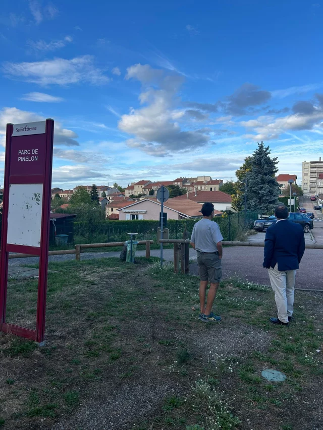 [SAINT-ÉTIENNE] Parc de Pinelon à Côte-Chaude : alerte des riverains face aux risques d’incendies et de dégradations.

Dernièrement, j’ai rencontré un habitant mobilisé de longue date pour alerter sur la situation préoccupante du parc de Pinelon, véritable poumon vert du quartier de Côte-Chaude.

Ce que j’ai entendu et constaté ne peut pas être minimisé. Il ne s’agit pas seulement de nuisances ponctuelles, mais bien d’un enchaînement de dégradations et d'incivilité qui nuisent à la tranquillité publique des habitants : véhicules incendiés, dépôts sauvages, rassemblements nocturnes bruyants, usage répété de protoxyde d’azote, barbecues installés au pied des arbres avec liquides inflammables…

Le danger est réel : ce parc, conçu dans les années 1970 sur une ancienne friche minière et riche d’une grande diversité d’essences d’arbres, est exposé au risque d’incendie.  Les signalements réguliers effectués depuis des années par les riverains n’ont pas été suivis d’effets à la hauteur de la situation. 

Face à cela, avec l'équipe de Saint-Etienne Demain, nous demandons des mesures claires et immédiates :

✅ une présence renforcée de médiation et de police municipale aux heures sensibles,

✅ un contrôle strict de l’usage du parc pour permettre aux enfants de s'amuser en toute quiétude, et l’interdiction des barbecues sauvages,

✅ de la concertation avec les habitants et les associations locales avec des élus à leur écoute. 

Ces mesures ne nécessitent pas des moyens considérables, simplement de la volonté politique et une action coordonnée.

Je veux ici saluer la vigilance et la persévérance des riverains qui, malgré la lassitude, continuent à défendre l’intérêt collectif et à protéger un espace naturel précieux pour tout le quartier. 

Leur parole doit être pleinement entendue.

Le parc de Pinelon est un bien commun. Nous serons à la tâche pour qu’il redevienne un espace de sérénité, de nature et de convivialité pour les familles.